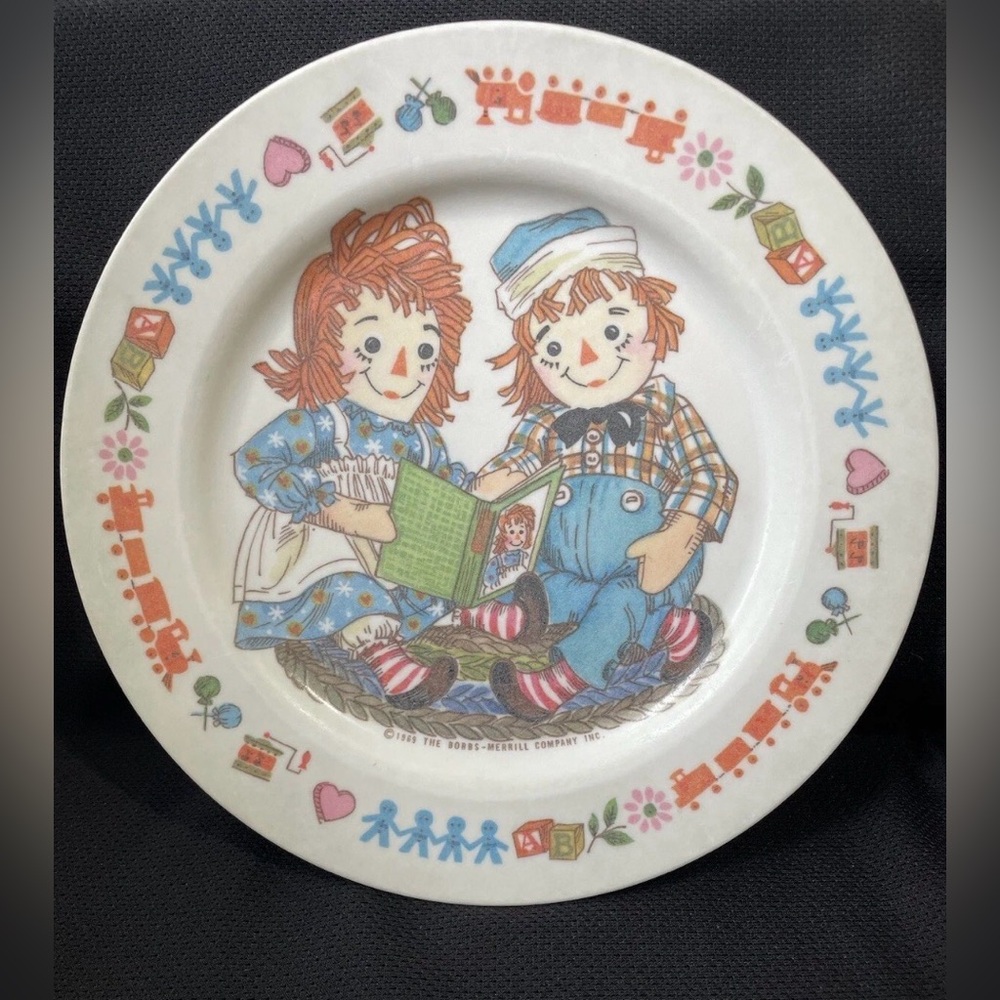 Vintage Baby Plate 
Raggedy Ann Raggedy Andy Melamine 
Oneida 
circa 1960s